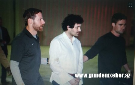 FTX kriptovalyuta birjasının həmtəsisçisi Sam Bankman-Fried təyyarəyə qandallı aparılır - FOTO