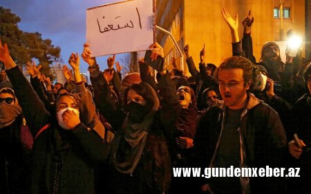 İranda etiraz aksiyalarında yeni şüar: “Dollar bahalaşıb, Xamenei yatıb!”
