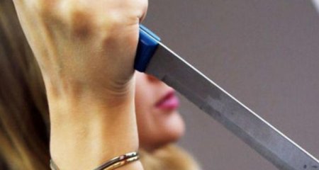 Uşaqlarına əsəbiləşən qadın özünü bıçaqladı