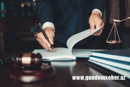Bakıda iki yaşlı oğlunu boğazından bıçaqlayan kişinin istintaqı başa çatıb