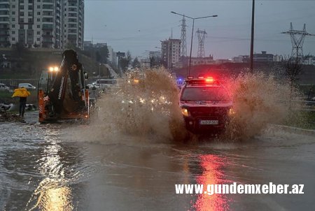 Türkiyədə zəlzələ baş verən ərazilərdə əhaliyə xəbərdarlıq edildi