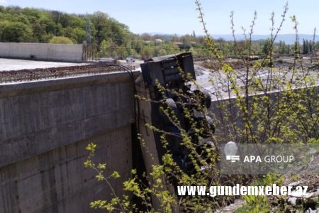 Qəbələdə benzindaşıyan maşın körpüdən aşıb: Ölən var - YENİLƏNİB + FOTO/VİDEO