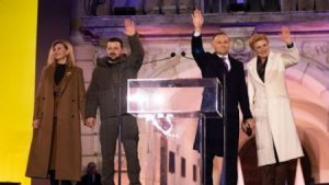 Zelenskini susduran sual və Kral sarayının önündə ümid gecəsi - Polşa prezidenti müharibədən bir neçə saat qabaq ukraynalı həmkarına nə deyibmiş?