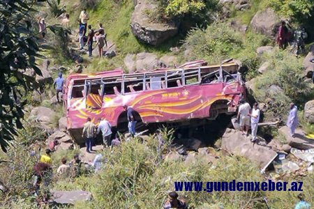 Hindistanda zəvvarları daşıyan avtobus dərəyə aşıb: Azı 10 nəfər həlak olub