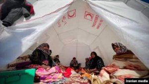 Xoy zəlzələsindən zərər çəkmiş ailələr çadırlarda yaşamağa məcbur qalıb