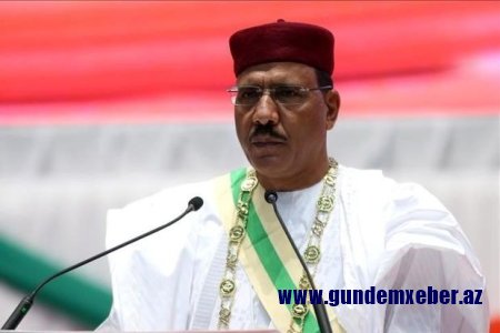 Həkimlər çevriliş nəticəsində devrilən Niger prezidentini müayinə ediblər