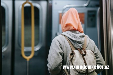 Tehran metrosunda qadınlar məcburi hicaba görə həbs ediliblər