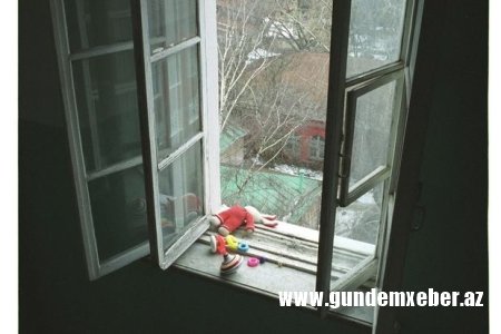 Rusiyada sərxoş ata bir yaşlı qızını beşinci mərtəbədən atdı
