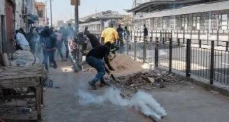 Seneqalda hakimiyyət etiraz aksiyalarını qadağan edib və interneti söndürüb