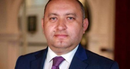 Zəfər Qurbanov ADAU-da bir mənbədən yeyib-içir, bir mənbə ilə də hara gəldi uçur