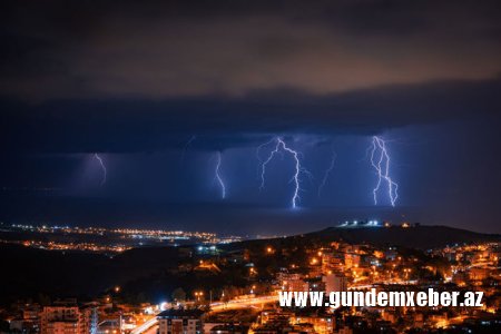 Türkiyədə İskəndərun körfəzi üzərində çaxan ildırım gecəni gündüzə çevirdi: Heyrətamiz görüntülər - VİDEO