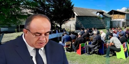 Qaxın icra başçısı vətəndaş qəbulunda özü kölgədə, sakinləri isə gündə, bağça stulunda oturtdu