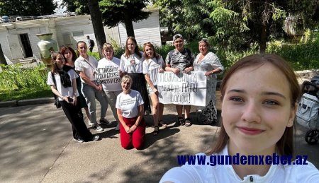 Rusiyada səfərbər olunanların xanımları və anaları etiraz edir- Müdafiə Nazirliyi önündə
