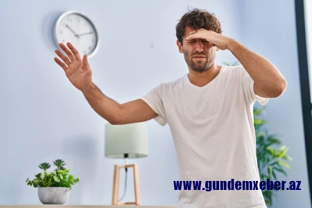 Alında ağrını diqqətdən kənar qoymayın: Həkim bu vəziyyətin təhlükəsi barədə danışdı