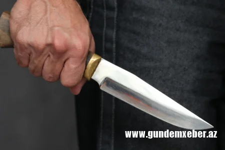 ABŞ-də 24 yaşlı gənc başına saplanmış qəssab bıçağı ilə 20 dəqiqə şəhərdə gəzib