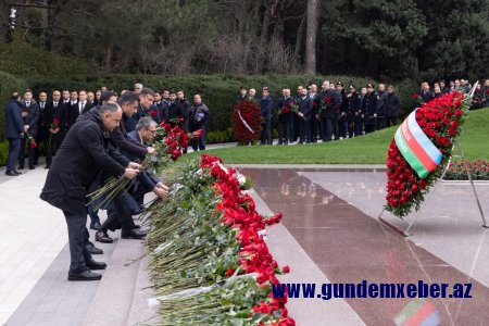 "AzerGold" QSC və törəmə şirkətlərinin kollektivi Ümummilli Lider Heydər Əliyevin məzarını ziyarət edib