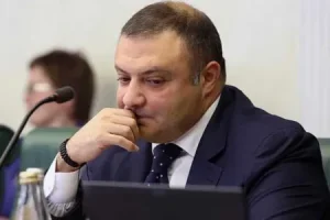 Azərbaycanlı senator axtarışa verildi - "çirkli pullar"ın yuyulması