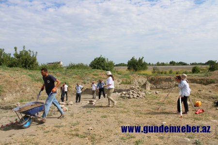 “Qədim Şabran” abidəsində nadir tikili və saxsı borularla çəkilən su xətti aşkarlanıb