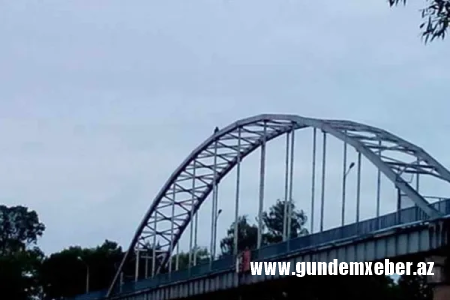 Bakıda özünü körpüdən atmaq istəyən şəxs həbs olundu