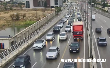 Yağışlı havada tıxac olan yollar - SİYAHI