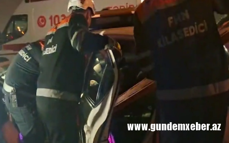 Balaxanıda maşın betona çırpıldı - Sürücü belə çıxarıldı