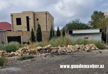 Gəncədə qanunsuz tikinti sökülsə də, qalıqları təmizlənmir: M.Hacıyev küçəsinin sakinləri narazıdır