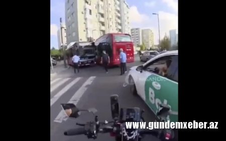 Bakıda avtobus həyətin girişində qaldı