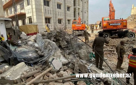 Pakistanda bomba yüklü maşın məscidə çırpılıb - Ölənlər var