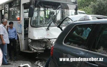 Sumqayıtda avtomobil avtobusla toqquşdu - Yaralılar var