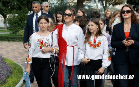 Alyona Əliyeva ukraynalı uşaqlarla İçərişəhəri gəzdi
