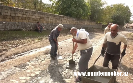 Şəkidə sakinlər öz pulları ilə yol çəkirlər