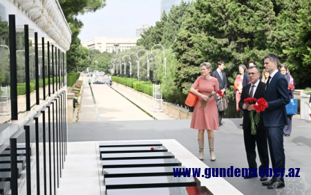 Niderlandın xarici işlər naziri Şəhidlər xiyabanını ziyarət etdi